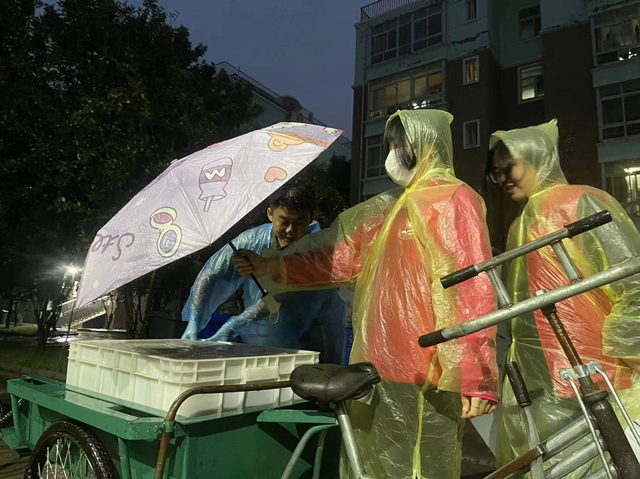 教官大队学员为在校隔离的同学们送饭风雨无阻，沧职有我们，请大家放心！